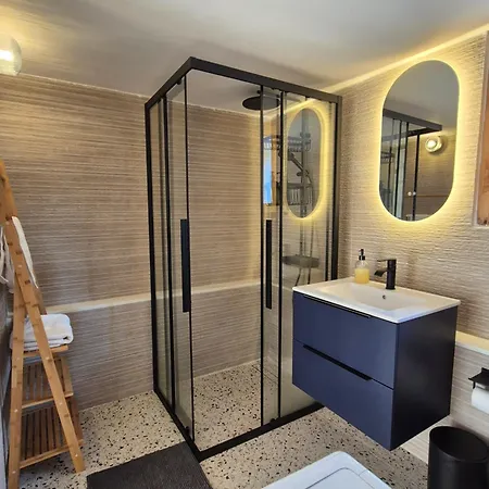Vacation Unit - Private Terrace, Steps From Sea Appartement
