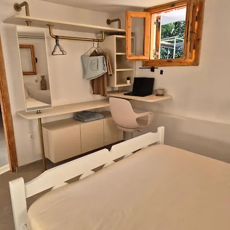 Apartment Vacation Unit - Private Terrace, Steps From Sea Isthmia