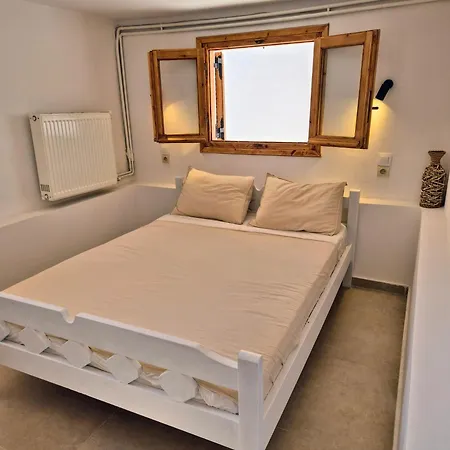 Vacation Unit - Private Terrace, Steps From Sea Истмия