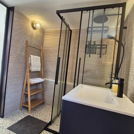 Vacation Unit - Private Terrace, Steps From Sea Apartment Isthmia