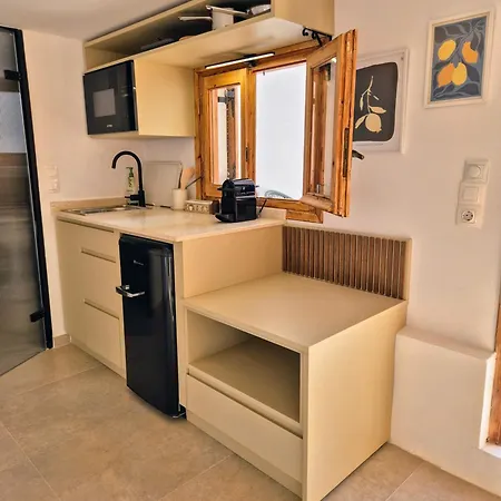 Vacation Unit - Private Terrace, Steps From Sea Διαμέρισμα