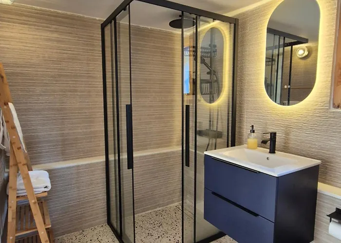 Vacation Unit - Private Terrace, Steps From Sea شقة