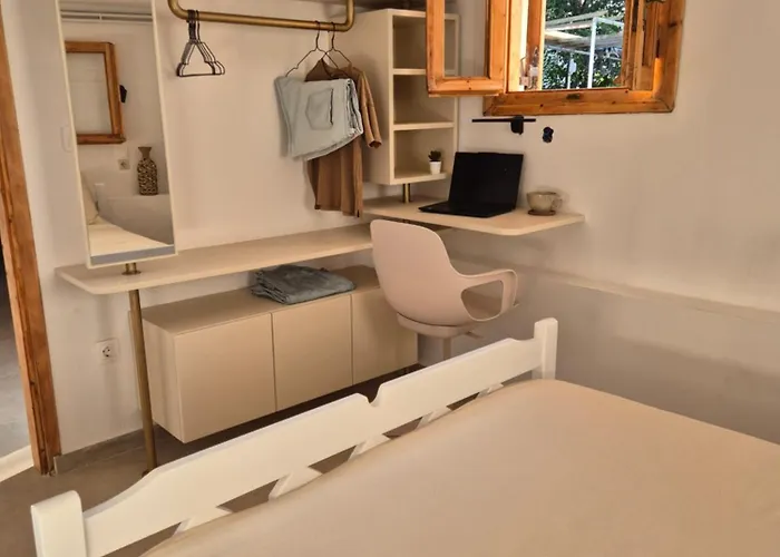 شقة Vacation Unit - Private Terrace, Steps From Sea إسثْمِيا