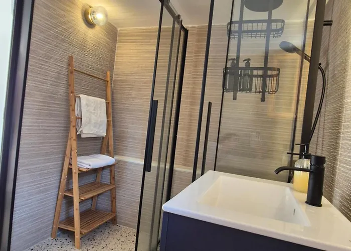 Vacation Unit - Private Terrace, Steps From Sea Апартаменты Истмия