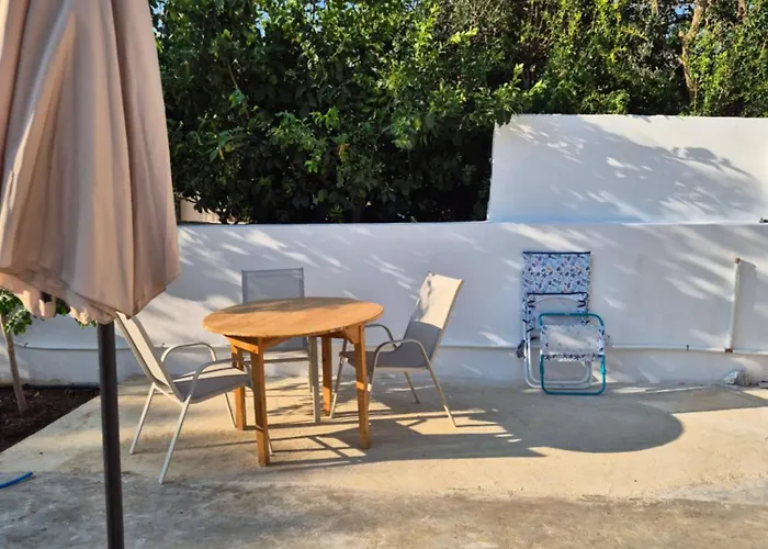 Vacation Unit - Private Terrace, Steps From Sea Апартаменты Истмия