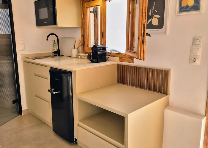 Vacation Unit - Private Terrace, Steps From Sea شقة